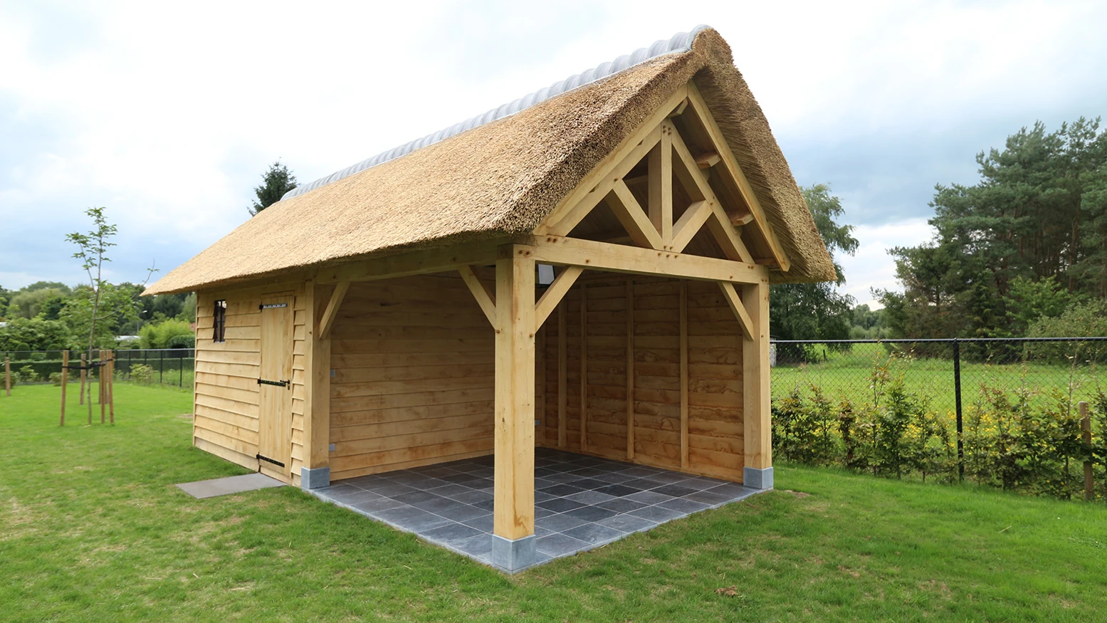 Eiken berging met overkapping.00