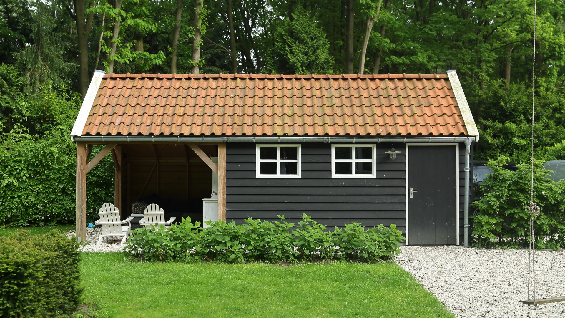 Houten kapschuur met overkapping.00