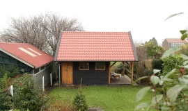 Houten schuur met overkapping.00