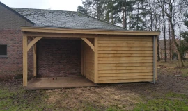 Eiken berging met overkapping.01