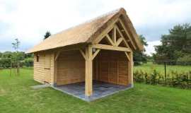 Eiken berging met overkapping.00