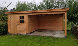 Houten berging met overkapping.00