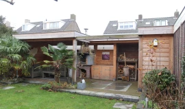 Houten berging met overkapping.01