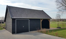 Houten kapschuur met inpandige luifel.00