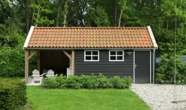 Houten kapschuur met overkapping.00