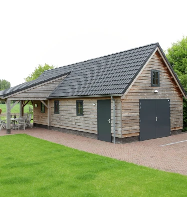 Houten garage met overkapping.00