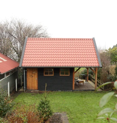 Houten schuur met overkapping.00