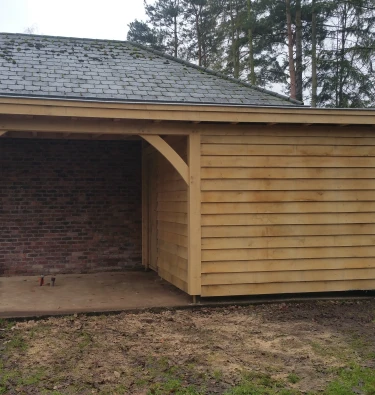 Eiken berging met overkapping.01