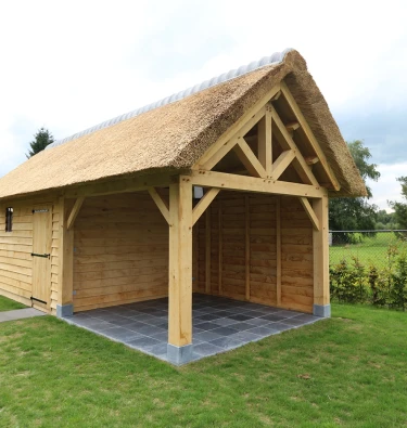 Eiken berging met overkapping.00