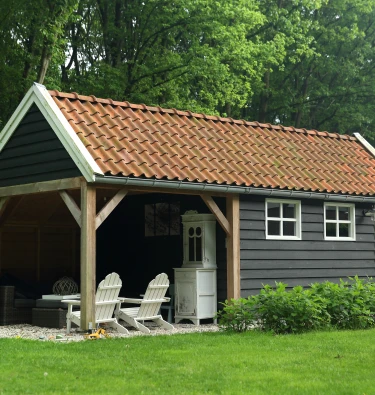 Houten kapschuur met overkapping.01