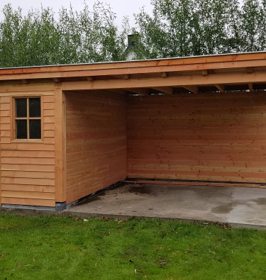 Houten berging met overkapping.00