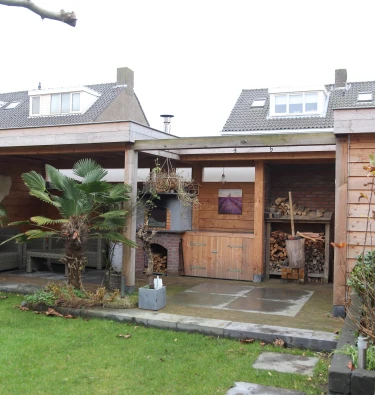 Houten berging met overkapping.01