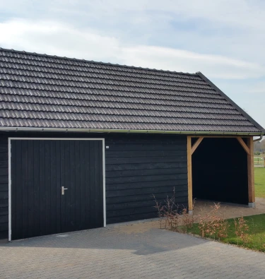 Houten kapschuur met inpandige luifel.00