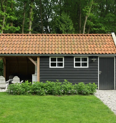 Houten kapschuur met overkapping.00