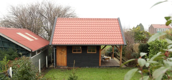 Houten schuur met overkapping.00