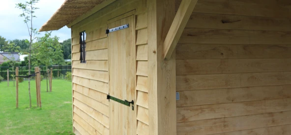 Eiken berging met overkapping.01