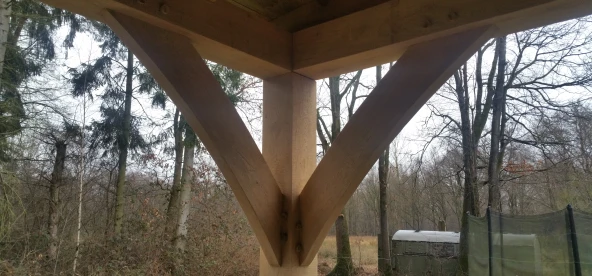 Eiken berging met overkapping.03