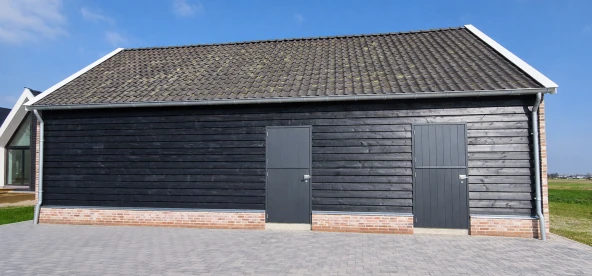 Klassieke garage met paardenstallen.02