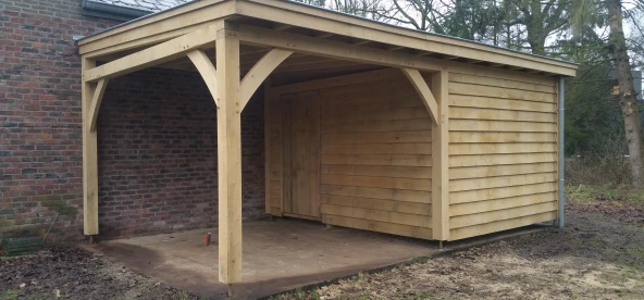 Eiken berging met overkapping.00