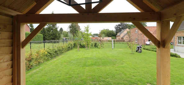 Eiken berging met overkapping.05