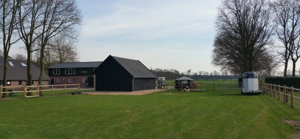 Houten kapschuur met inpandige luifel.03