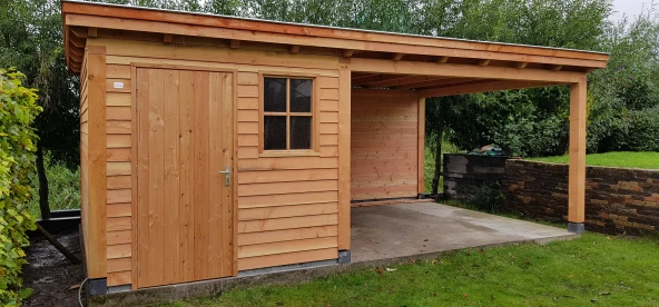 Houten berging met overkapping.01