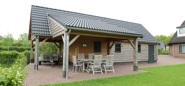 Houten garage met overkapping.02