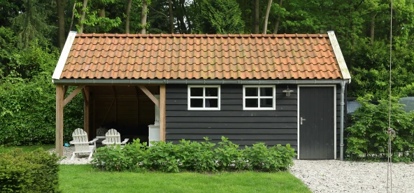 Houten kapschuur met overkapping.00