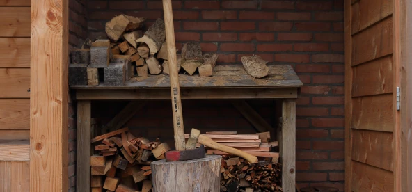 Houten berging met overkapping.04