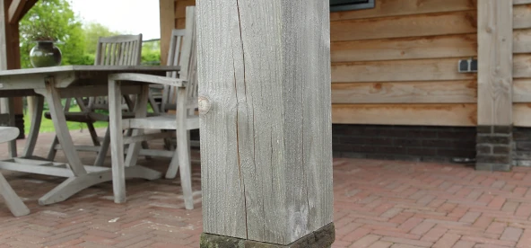 Houten garage met overkapping.04