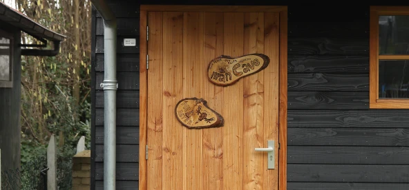 Houten schuur met overkapping.03