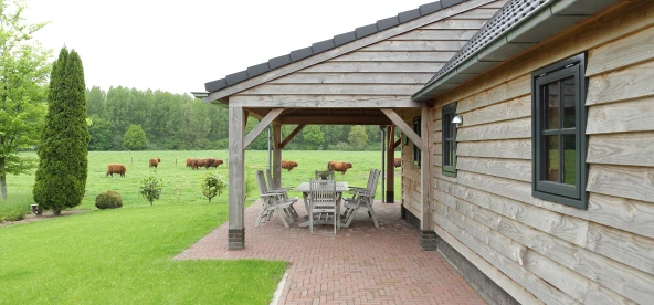 Houten garage met overkapping.05