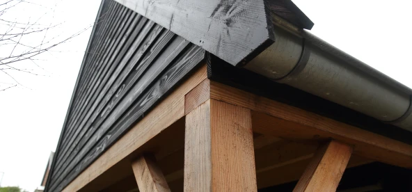 Houten schuur met overkapping.04