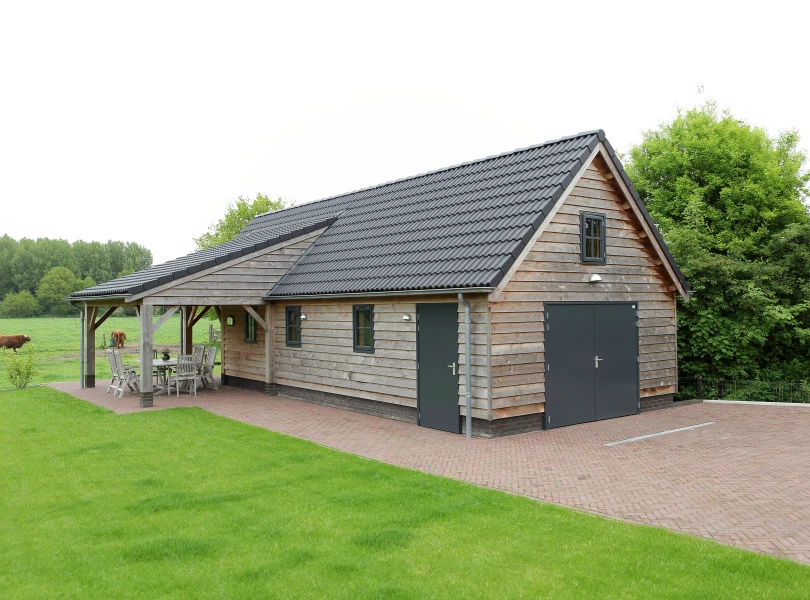 Houten garage met overkapping.00