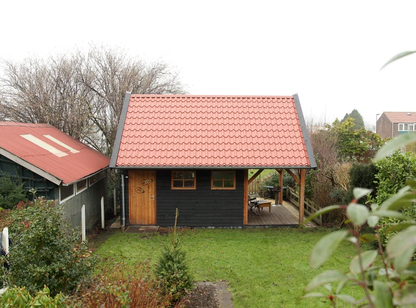 Houten schuur met overkapping.00