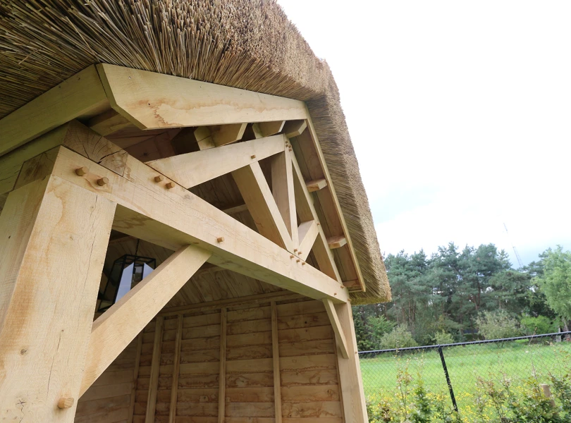 Eiken berging met overkapping.03