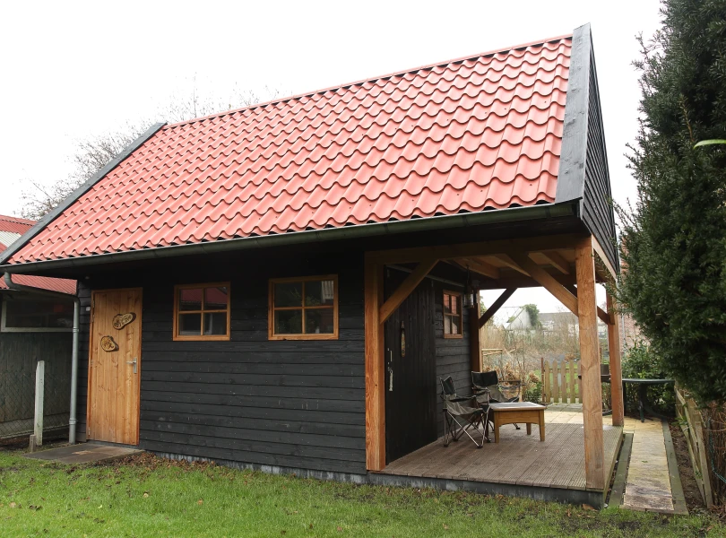 Houten schuur met overkapping.01