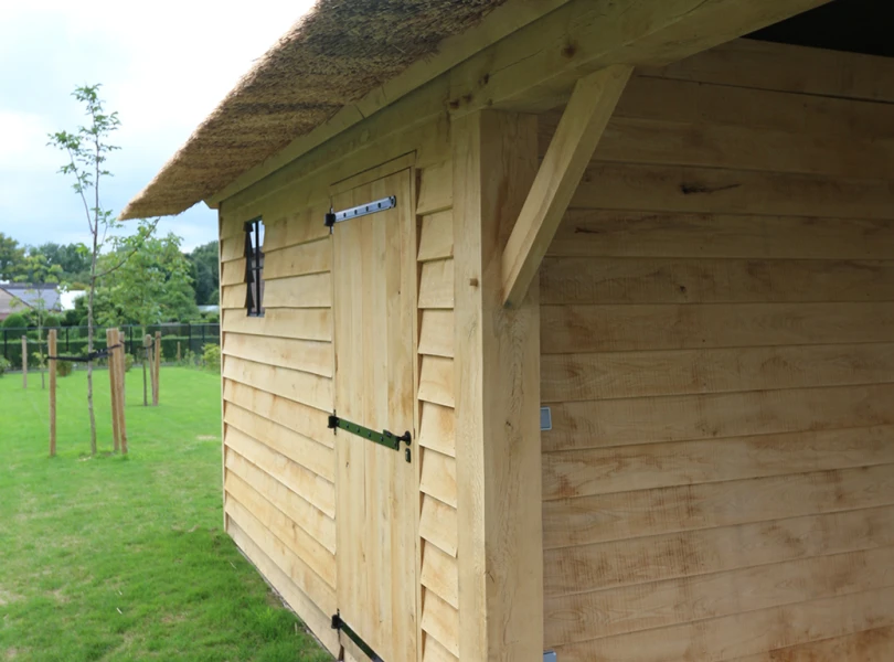 Eiken berging met overkapping.01