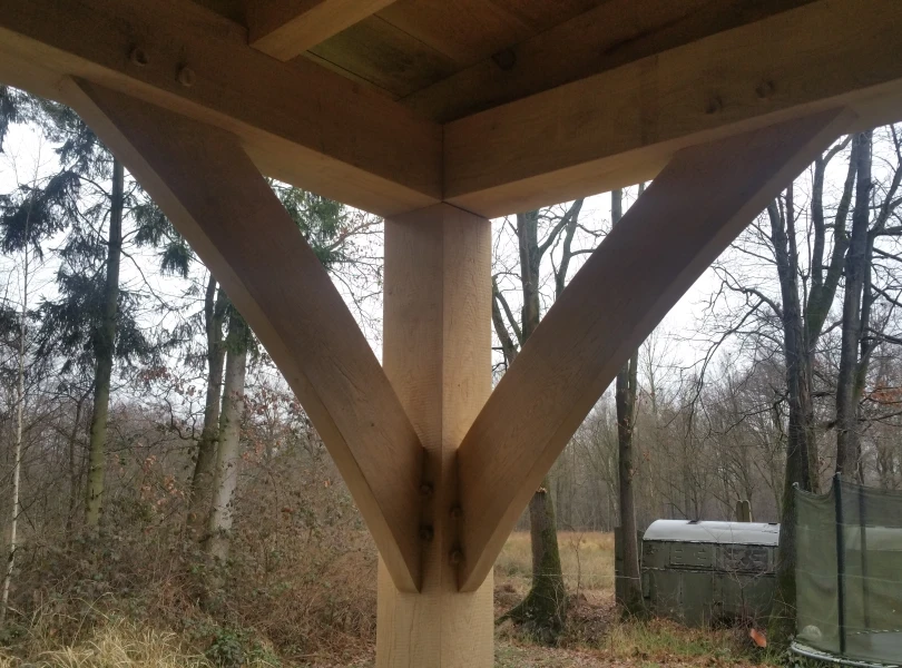 Eiken berging met overkapping.03