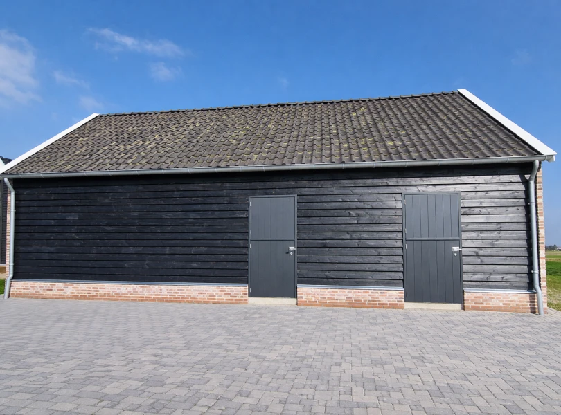 Klassieke garage met paardenstallen.02