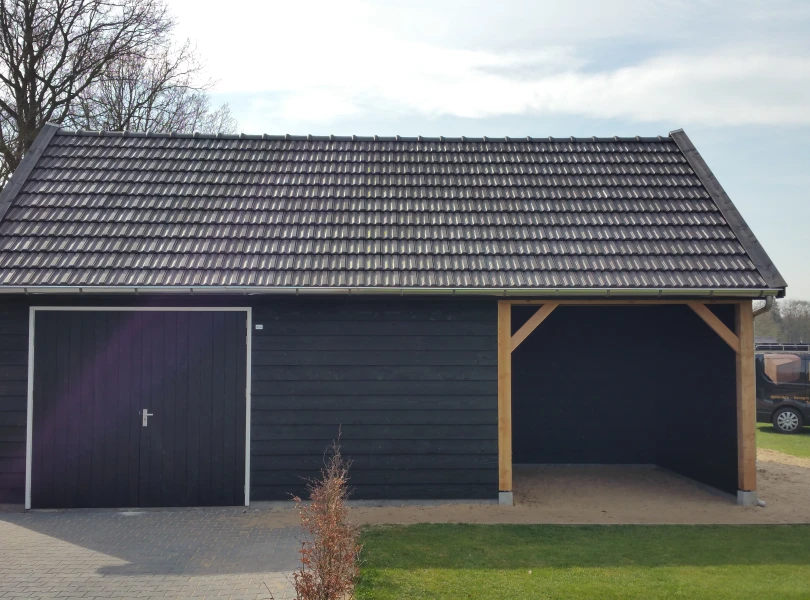 Houten kapschuur met inpandige luifel.01