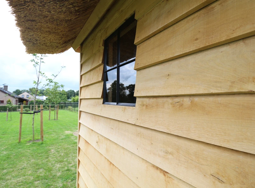 Eiken berging met overkapping.04