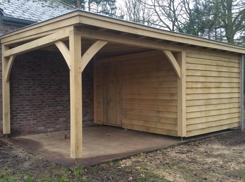 Eiken berging met overkapping.00