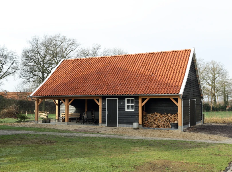 Houten garage met knikdak.00