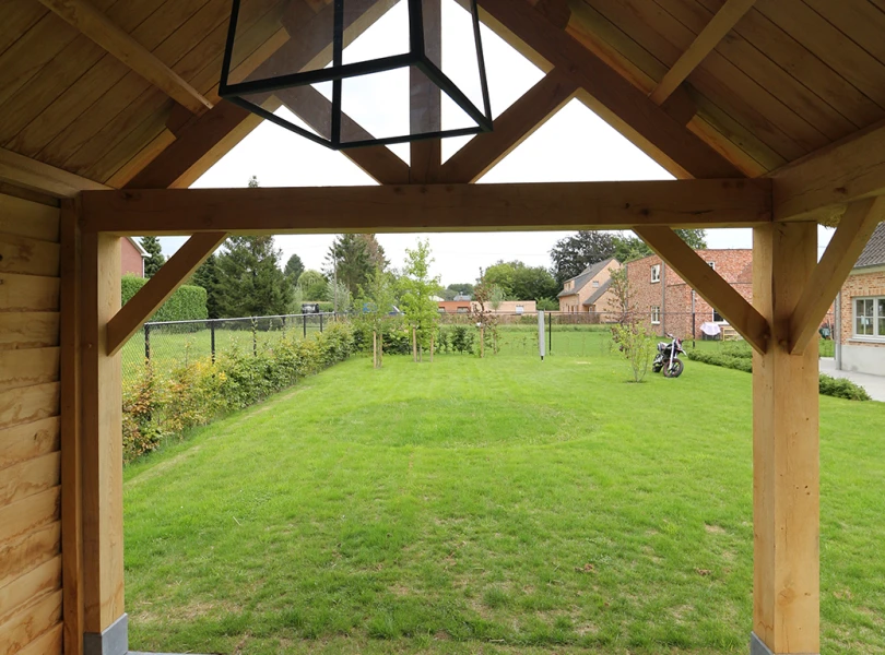 Eiken berging met overkapping.05