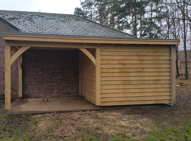 Eiken berging met overkapping.01