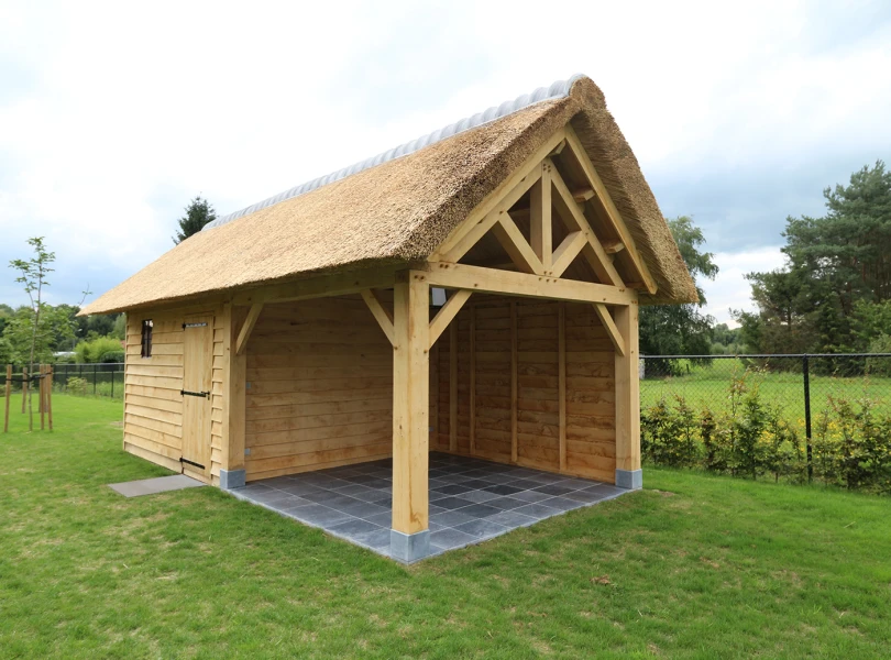 Eiken berging met overkapping.00