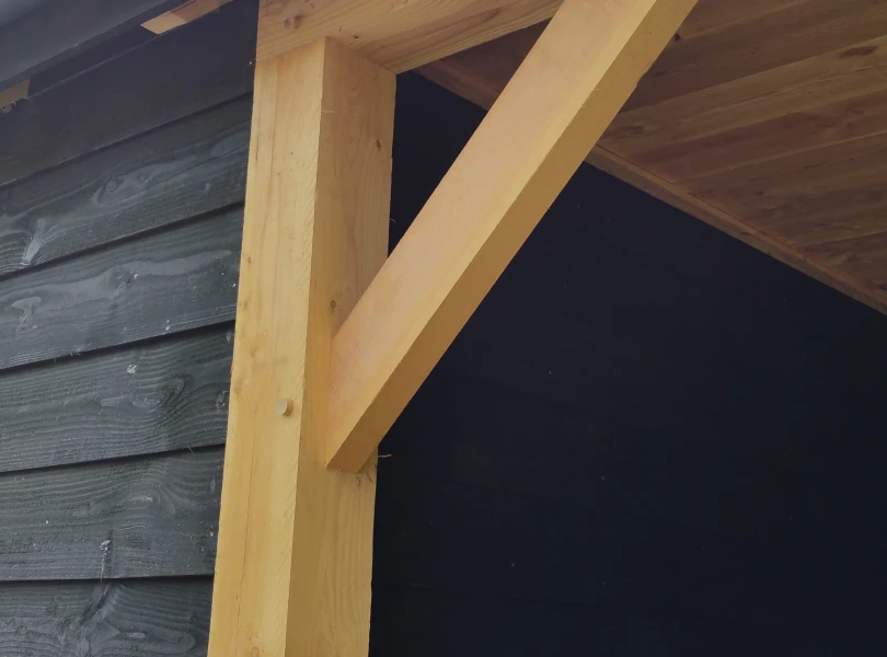 Houten kapschuur met inpandige luifel.04