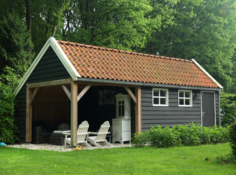 Houten kapschuur met overkapping.01