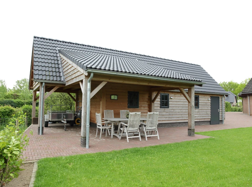 Houten garage met overkapping.02